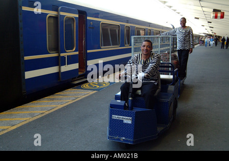 Blaue Kapstadt Südafrika RSA Träger Zugfahrt auf Mini Blue Train LKW mit Passagieren Gepäck Stockfoto