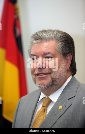 Kurt Beck, Ministerpräsident in Rheinland-Pfalz und SPD-Vorsitzende mit der deutschen Fahne Stockfoto