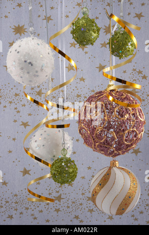 Festliche Weihnachten Komposition mit verschiedenen Urlaub Kugeln und anderen Verzierungen Stockfoto