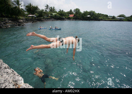 Schwimmer springen in der Bucht von Kapitän Cook´s auf Big Island, Hawaii, USA Stockfoto