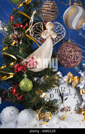 Festliche Weihnachten Komposition mit Weihnachtsbaum Uhr verschiedene Urlaub Kugeln und anderen Verzierungen Stockfoto