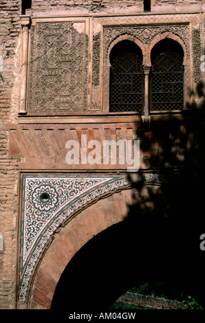 Detail der geschnitzten Stuck und gefliesten Dekoration auf der Puerta del Vino, Alhambra Palast Granada Spanien Stockfoto