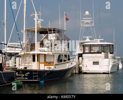 Zwei große weiße Boote verankert in der Marina im Vineyard Haven, Martha es Vineyard USA Stockfoto