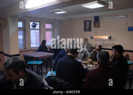 Kurdischen Volkes spielen Rummikub mit Kemal Atatürk Porträt auf einer Wand in Hakkari Stadt in der Nähe von der türkisch-irakischen Grenze. Turkei Stockfoto