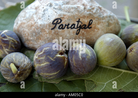 Verschiedene Arten von Feigen auf einer im Freien Stand. Stockfoto