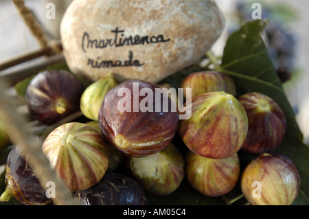 Verschiedene Arten von Feigen auf einer im Freien Stand. Stockfoto