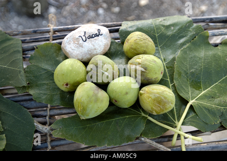 Verschiedene Arten von Feigen auf einer im Freien Stand. Stockfoto