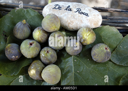 Verschiedene Arten von Feigen auf einer im Freien Stand. Stockfoto