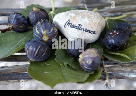 Verschiedene Arten von Feigen auf einer im Freien Stand. Stockfoto