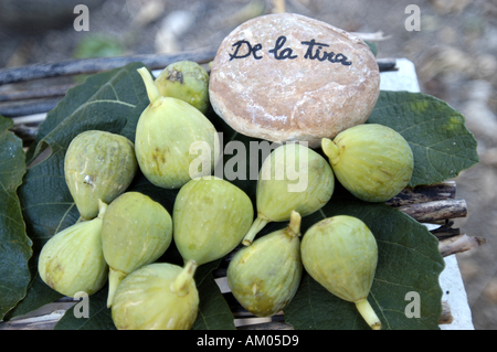 Verschiedene Arten von Feigen auf einer im Freien Stand. Stockfoto