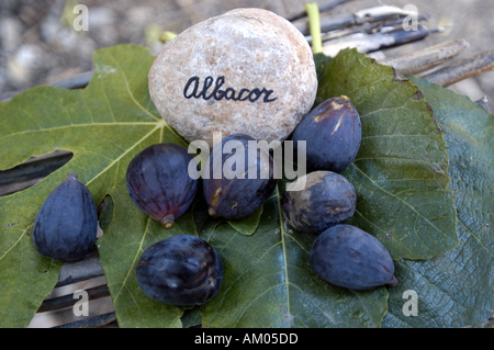 Verschiedene Arten von Feigen auf einer im Freien Stand. Stockfoto