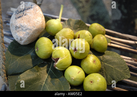 Verschiedene Arten von Feigen auf einer im Freien Stand. Stockfoto