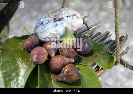 Verschiedene Arten von Feigen auf einer im Freien Stand. Stockfoto