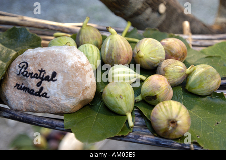 Verschiedene Arten von Feigen auf einer im Freien Stand. Stockfoto
