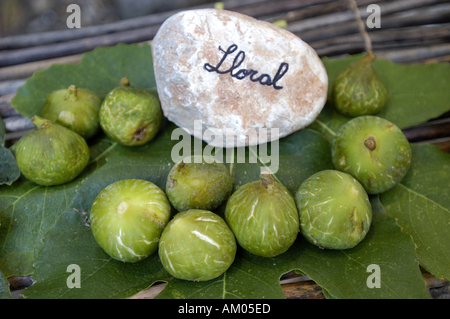 Verschiedene Arten von Feigen auf einer im Freien Stand. Stockfoto
