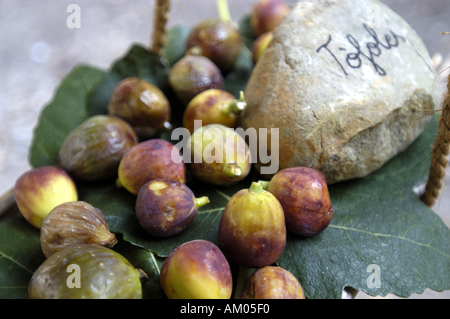Verschiedene Arten von Feigen auf einer im Freien Stand. Stockfoto