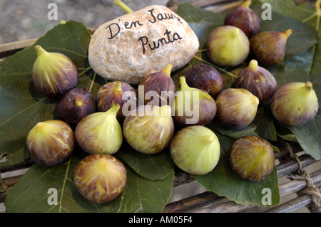 Verschiedene Arten von Feigen auf einer im Freien Stand. Stockfoto