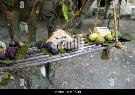 Verschiedene Arten von Feigen auf einer im Freien Stand. Stockfoto
