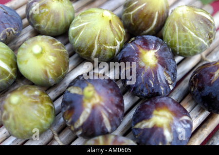Verschiedene Arten von Feigen auf einer im Freien Stand. Stockfoto
