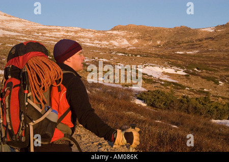 Steve Paterson nimmt sich eine Auszeit auf dem Weg zum Abgrund See und der Diamant auf lange s Peak Rocky Mountain National Park Colorado Stockfoto