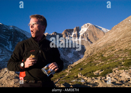 Steve Paterson macht Essen Pause auf dem Weg zum Abgrund See und der Diamant auf Longs Peak Rocky Mountain Nationalpark-Colorado Stockfoto