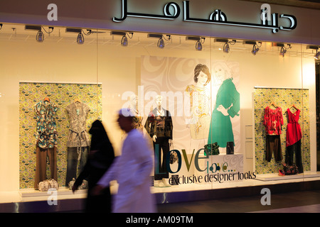 Vereinigte Arabische Emirate, Dubai, Ibn Battuta Mall, Debenhams Schaufenster im persischen Bereich Stockfoto