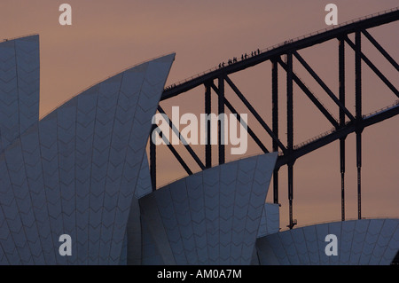 Sydney Opera House Dach mit Sydney Harbour Bridge in der Dämmerung. Sydney NSW, Australien. Stockfoto