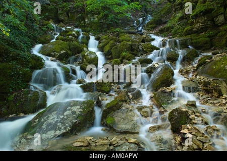 Wasser fließt nach heftigen Regenfällen Karstgestein Stockfoto