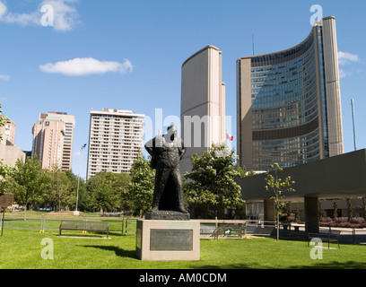 Eine Statue von Winston Churchill, befindet sich im Nathan Phillips Square neben der Toronto City Hall, Ontario Kanada Stockfoto