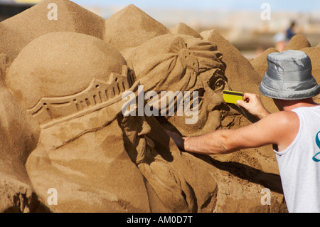 Sand Bildhauer arbeitet an der Krippe, Las Canteras Strand, Gran Canaria, Kanarische Inseln, Spanien, Europa Stockfoto