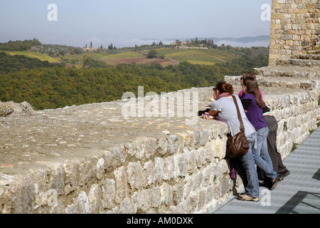 Touristen blicken auf die Landschaft der Toskana, von den Wänden von Monteriggioni Stockfoto