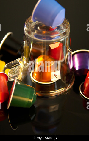 Nespresso Cup mit verschiedenen Kaffee-Kapseln Stockfoto