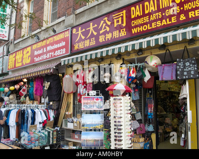 Billige Ware für den Verkauf außerhalb einer Reihe von Geschäften im Bereich Chinatown von Toronto City Centre, Ontario Kanada Stockfoto