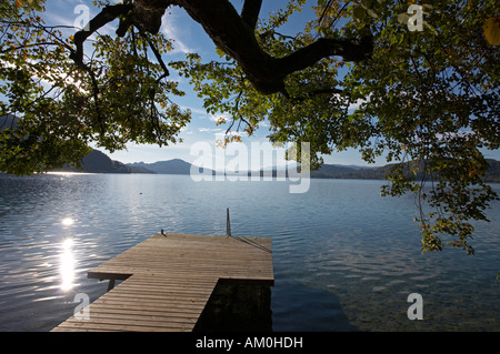 Eine Fußgängerbrücke am Wörthersee in der Nähe von Maria Loretto, Klagenfurt, Kärnten, Österreich Stockfoto