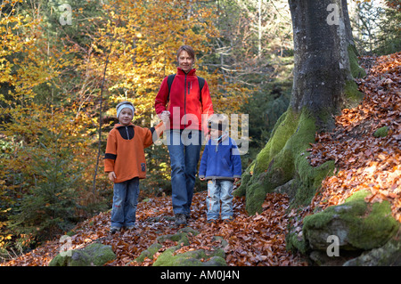 Frau und zwei Kinder, ein Spaziergang durch den herbstlichen Wald, Kärnten, Österreich Stockfoto