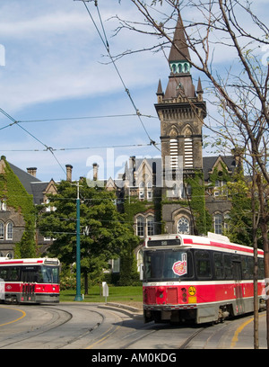 Zwei Straßenbahnen vor dem Knox College Gebäude, Teil der University of Toronto. Ontario Kanada Stockfoto