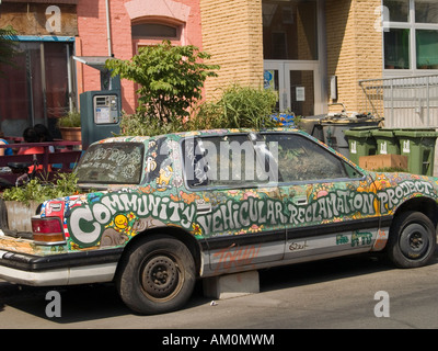 Ein altes Auto lackiert und voller Pflanzen als Teil der "Gemeinschaft Fahrzeugverkehr Reclamation Project" im Bereich Kensington, Toronto Stockfoto