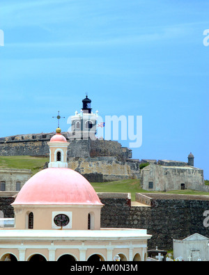 Old San Juan, Kapelle am Friedhof von Old San Juan und Leuchtturm am El Morro, Fort Eingang zum Hafen von San Juan. Stockfoto