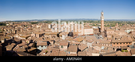 Blick auf Siena mit Palazzo Pubblico und Torre del Mangia Piazza del Campo Siena Toskana Italien Stockfoto