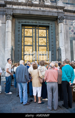 Touristen vor dem Paradies Tür Baptisterium San Giovanni Florenz Toskana Italien Stockfoto