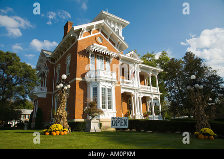 ILLINOIS Galena Exterieur des Belvedere Mansion viktorianischen Haus gebaut 1857 Schild "geöffnet" Kürbisse und Maisstroh Lamp post Veranda Stockfoto