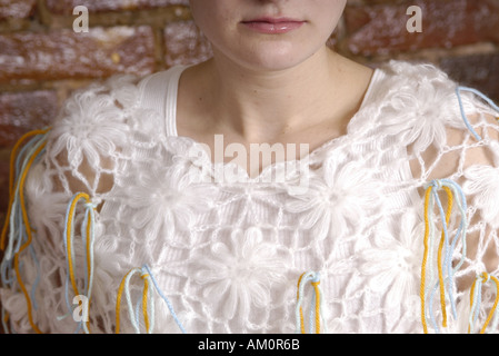 Eine junge Modedesignerin ihre Linie von rekonstruierte Kleidung tragen. Stockfoto