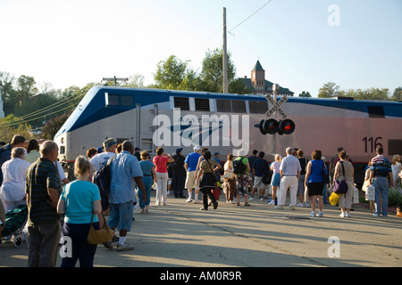 ILLINOIS Galena Passagiere von Amtrak Zug am Depot spezielle Route für Country Fair Wochenende Jahresveranstaltung überqueren Signale Stockfoto