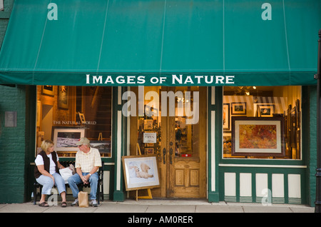 ILLINOIS Galena älteres paar sitzen auf Bank außerhalb Shop Shopper auf der Main Street im Einkaufsviertel Mangelsen Bilder Natur Stockfoto