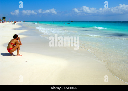 Eine Frau in einem roten Bikini mit dem Fotografieren am Strand von Tulum in Mexiko Stockfoto