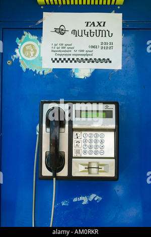 Armenien Eriwan Calling Card bezahlen Telefon Zeichen im armenischen und englische Telefonzelle Stockfoto