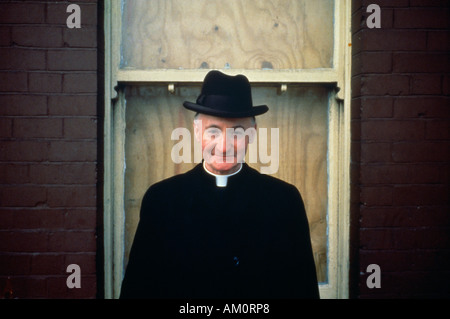 Irland Irland Dublin römisch-katholischer Priester Hut vor vernagelt Haus Fenster Stockfoto