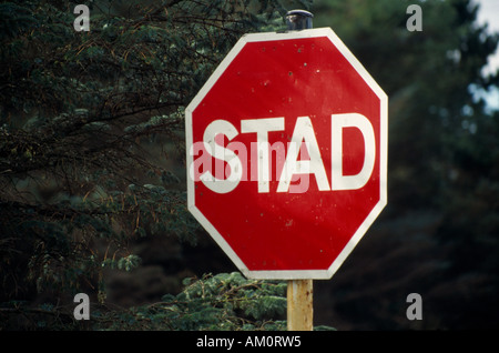 Irland Irland Donegal Transport achteckige rote Straße Verkehr Stoppschild auf Gälisch Stockfoto