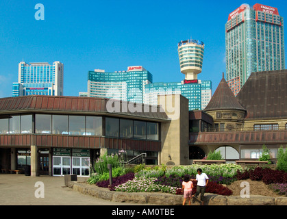 Table Rock Cafe mit Skyline der Niagarafälle im Hintergrund, Ontario, Kanada. Stockfoto