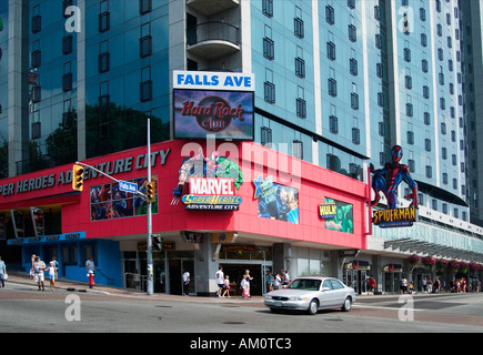 Die Falls Avenue in Niagara Falls, Kanada, ist voll von Touristen und lebhaftem Stadtleben in der Nähe der berühmten Wasserfälle. Stockfoto